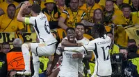 Penyerang Real Madrid, Vinicius Junior disambut rekan-rekannya usai menjebol gawang Dortmund di final Liga Champions, Minggu (2/6/2024) dini hari WIB. (AP Photo/Kirsty Wigglesworth)