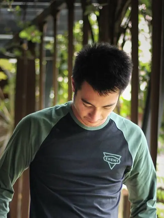 Ruch pernah mengatakan bahwa semenjak berpacaran dengan Echa, Eza Gionino tak lagi peduli dengan keluarganya. (instagram.ezagio)