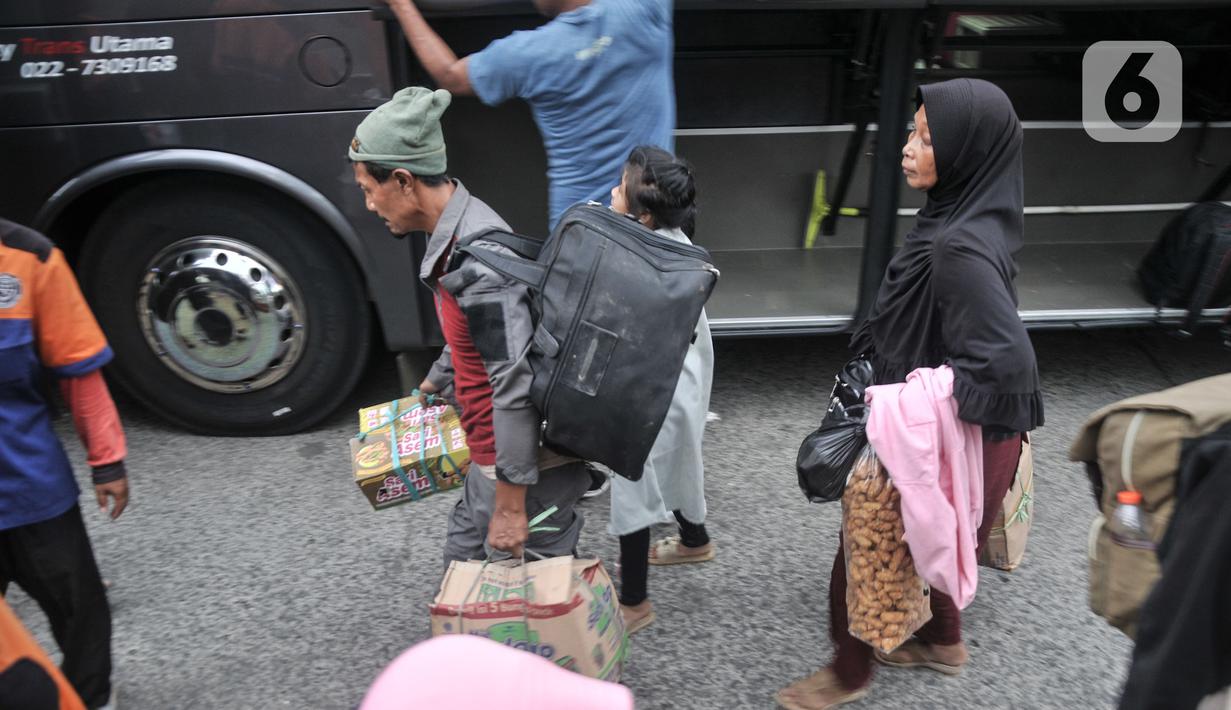 Atas persiapan tersebut, kini Terminal Kampung Rambutan berhasil menjaga situasi kondusif pada puncak arus balik dari Mudik Lebaran 2023. (merdeka.com/Iqbal S Nugroho)