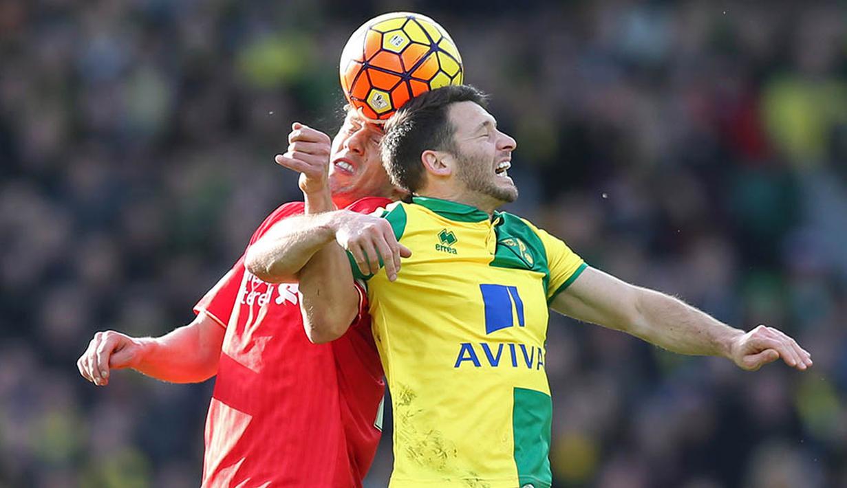 Gelandang Liverpool, Lucas Leiva, duel udara dengan pemain Norwich, Wes Hoolahan. Berkat kemenangan itu Liverpool kini berada di peringkat 7 klasemen Liga Inggris. (Reuters/Alex Morton)