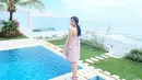 Bukan di laut, kali ini Tistha berada di tepi kolam renang di salah satu hotel di Bali. Kali ini outfit yang dikenakan Tistha adalah backless mini dress berwarna pink yang memperlihatkan punggungnya. (Instagram/tisthanurma)
