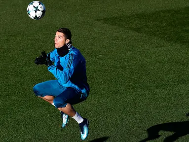 Penyerang Real Madrid, Cristiano Ronaldo berusaha mengontrol bola dengan kepalanya saat sesi latihan di  Valdebebas Sport City, Madrid (5/12). Madrid akan bertanding melawan Borussia Dortmund pada grup H Liga Champions. (AFP/Pierre-Philippe Marcou)