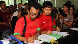Perwakilan dari Komunitas Suporter Antikorupsi (KORUPSSI) saat berkunjung ke kantor KPK, Senin (8/6/2015). Kedatangan mereka untuk melaporkan dugaan korupsi oleh PSSI. (Liputan6.com/Helmi Afandi)