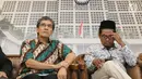 Hadar Nafis Gumay (kiri) bersama Ray Rangkuti memberi pernyataan di Jakarta, Rabu (30/1). Pernyataan terkait dilaporkannya Komisioner KPU ke Polda Metro Jaya perihal tidak memasukkan nama Ketum Partai Hanura ke DCT DPD. (Liputan6.com/Helmi Fithriansyah)