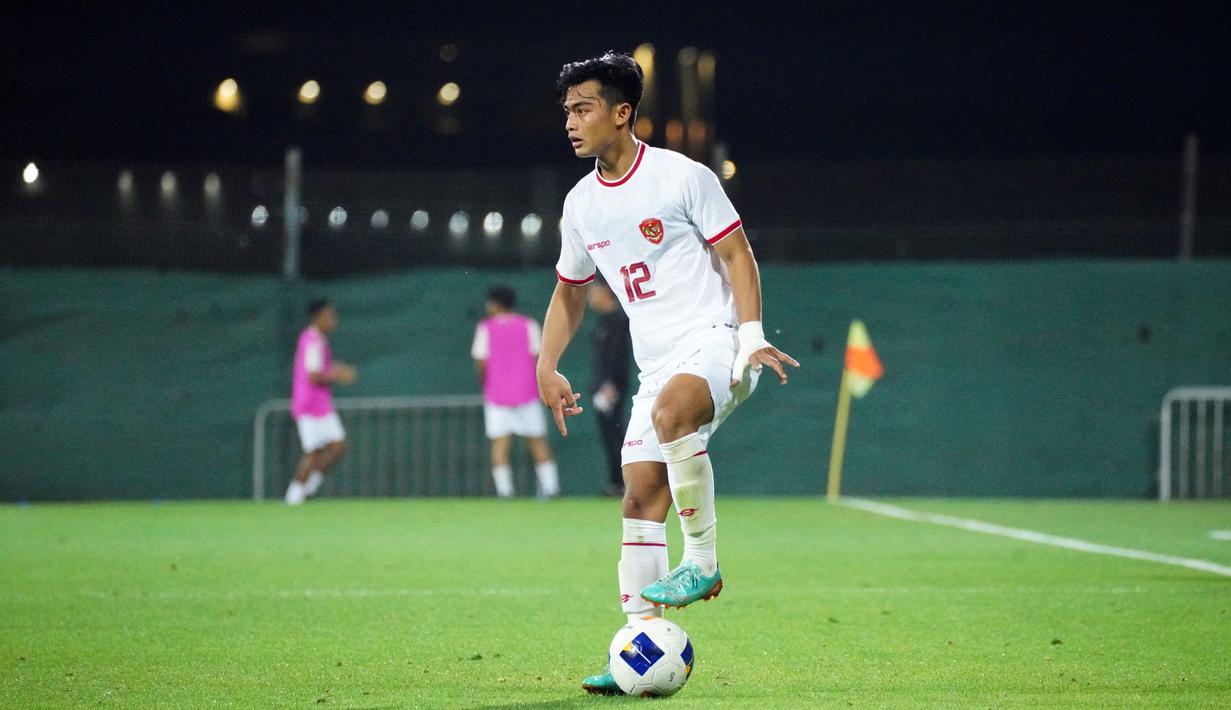 <p>Pemain Timnas Indonesia U-23, Pratama Arhan menguasai bola pada laga uji coba jelang Piala Asia U-23 2024 melawan Uni Emirat Arab U-23 di Dubai, Senin (09/04/2024) WIB. (Dok. PSSI)</p>
