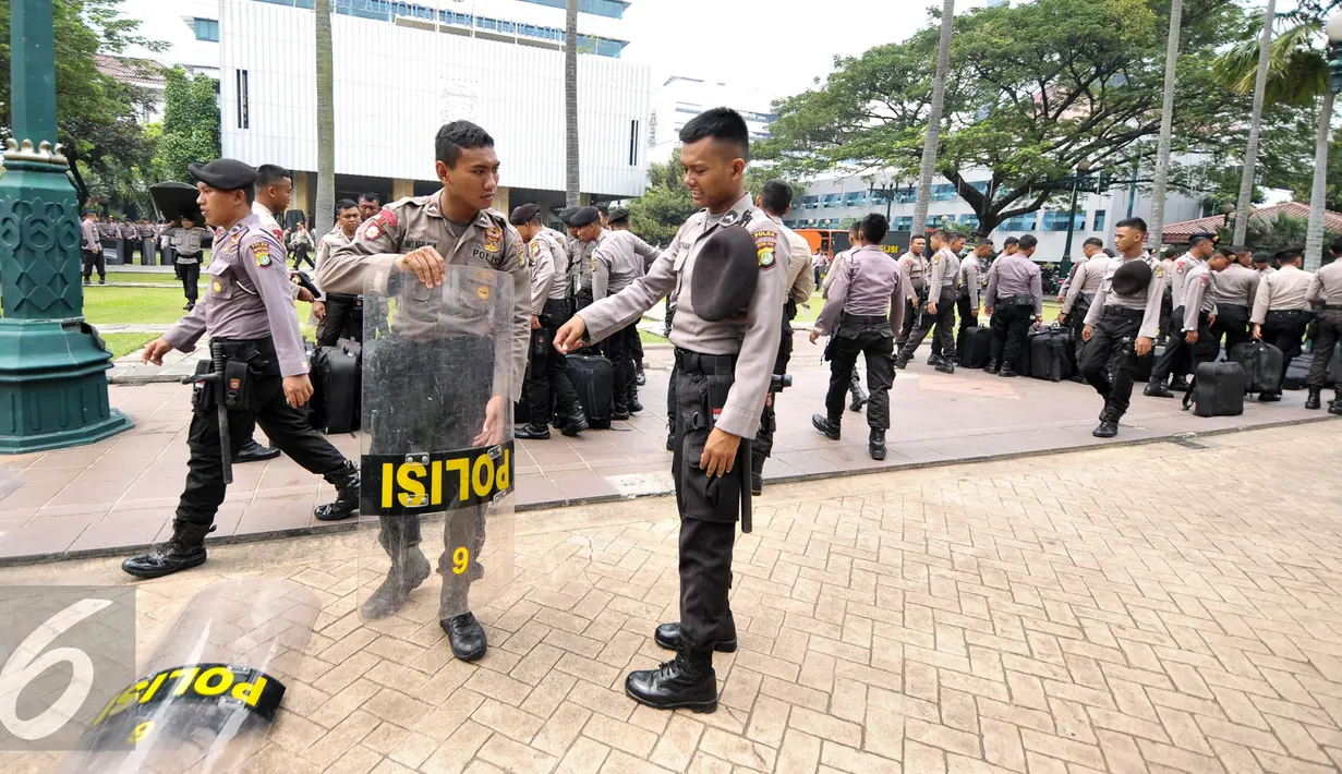 Suasana persiapan petugas Kepolisan yang berjaga di halaman Balai Kota, Jakarta, Jumat (4/11). Jelang demonstrasi , pengamanan Balai Kota ditingkatkan. (Liputan6.com/Yoppy Renato)