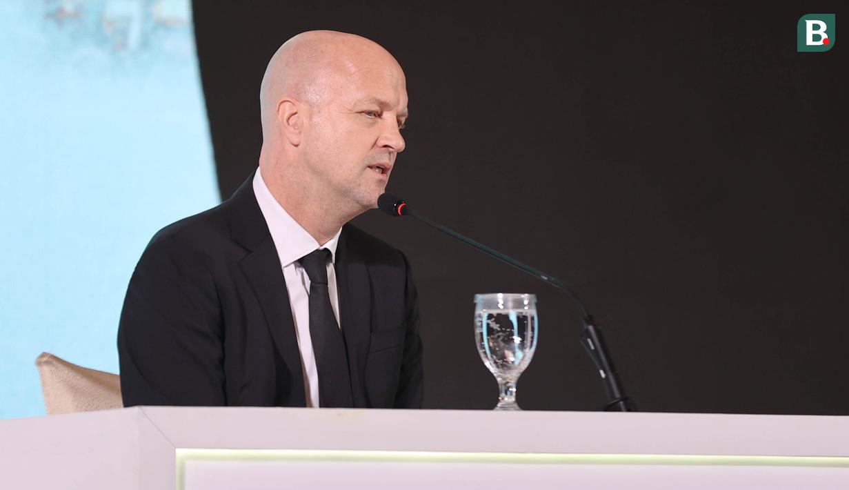 Jordi Cruyff saat berbicara di atas panggung dalam acara perkenalan dirinya sebagai penasihat teknik PSSI di Hotel Mulia Senayan, Jakarta, Selasa (11/3/2025) sore. (Bola.com/Abdul Aziz)