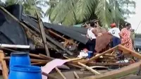 Hujan disertai angin puting beliung menghancurkan puluhan rumah di Lampung Timur, Lampung, Kamis 5 Januari 2017.