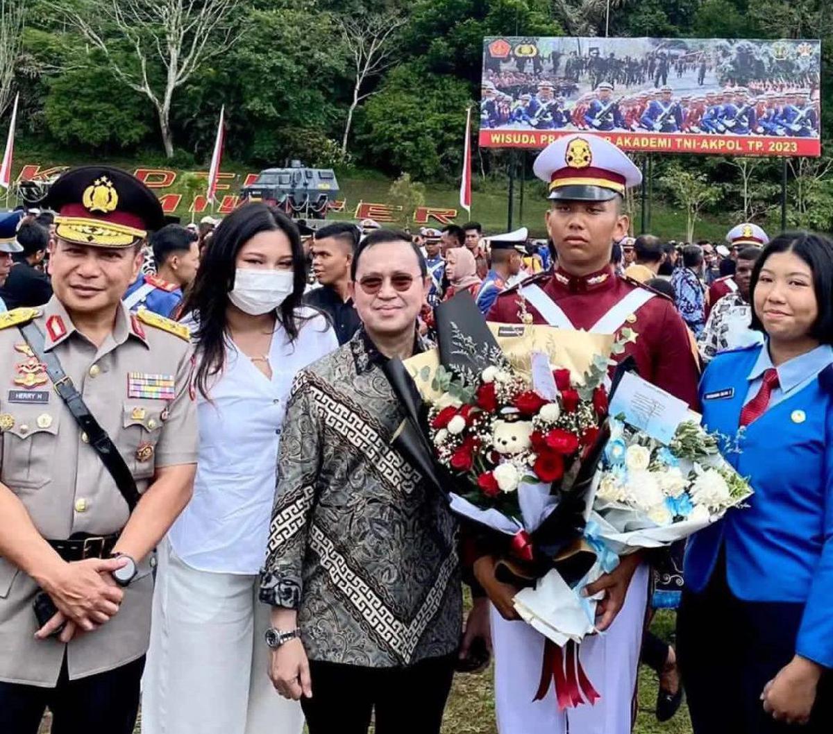Di antara keluarganya, ada sosok Jenderal Bintang 2 Polisi yang turut hadir di momen spesial Tribrata. Ia adalah Irjen Polisi Herry Heryawan.<br>