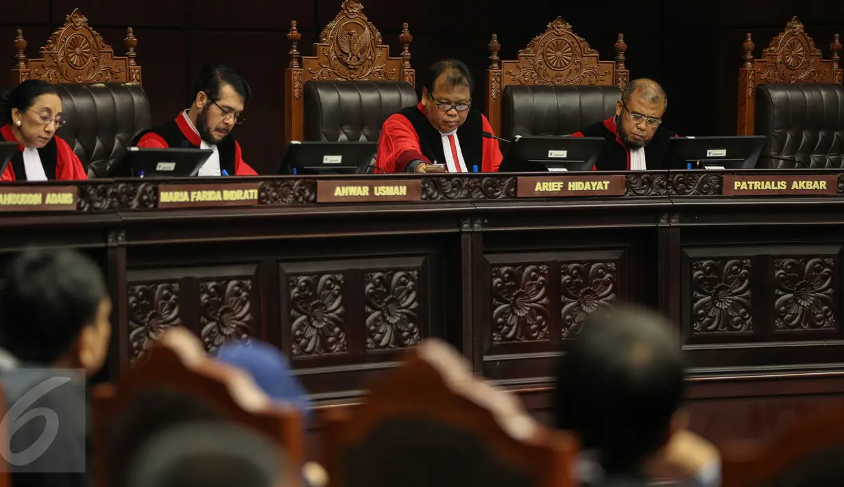 Ketua MK Arief Hidayat memimpin sidang putusan UU No Tahun 2015 tentang Pilkada di Jakarta, Selasa (29/9). MK memperbolehkan daerah dengan calon tunggal untuk melaksanakan pilkada serentak pada Desember mendatang (Liputan6.com/Faizal Fanani)