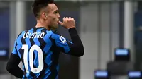 Penyerang Inter Milan, Lautaro Martinez mencetak gol ke gawang Crotone pada lanjutan Liga Italia 2020/2021, Minggu (3/1/2021) di Giuseppe Meazza. (AFP/MIGUEL MEDINA).