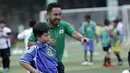 Mantan pemain Timnas Indonesia, Ponaryo Astaman, memberikan pelatihan kepada pesepak bola cilik di Lapangan Simprug, Sabtu (16/12/2017). Legenda sepak bola Indonesia ikut berpartisipasi pada MILO Football Clinic Day. (Bola.com/M Iqbal Ichsan)