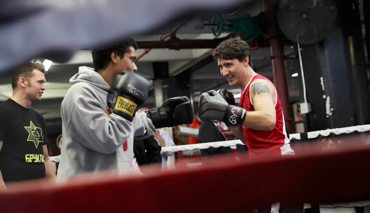Aksi Perdana Menteri Kanada, Justin Trudeau bertarung melawan petinju profesional Yuri Foreman di Gleason Boxing Gym di Brooklyn borough New York, AS (21/4). (REUTERS/Carlo Allegri)