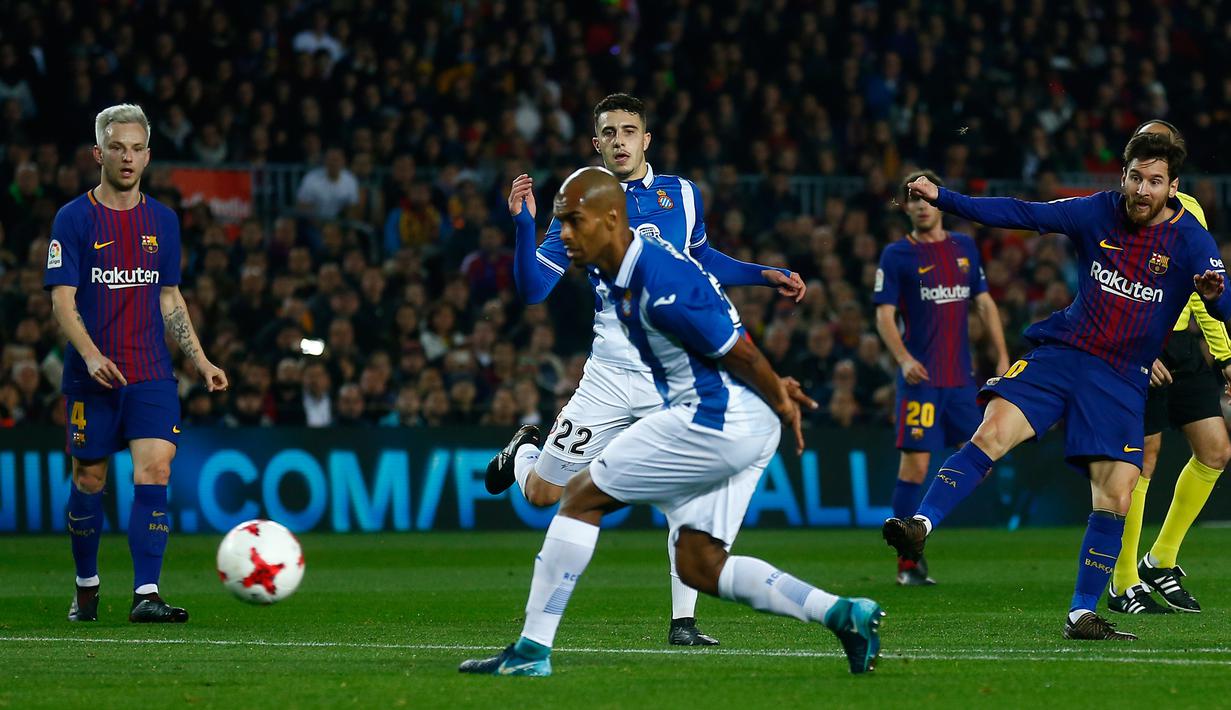 Pemain Barcelona, Lionel Messi berusaha mencetak go ke gawang  Espanyol pada laga leg kedua perempat final Copa del Rey di Camp Nou, Kamis (25/1). Tiket semifinal berhasil diraih Barcelona usai mengalahkan rival sekota, Espanyol 2-0. (AP/Manu Fernandez)