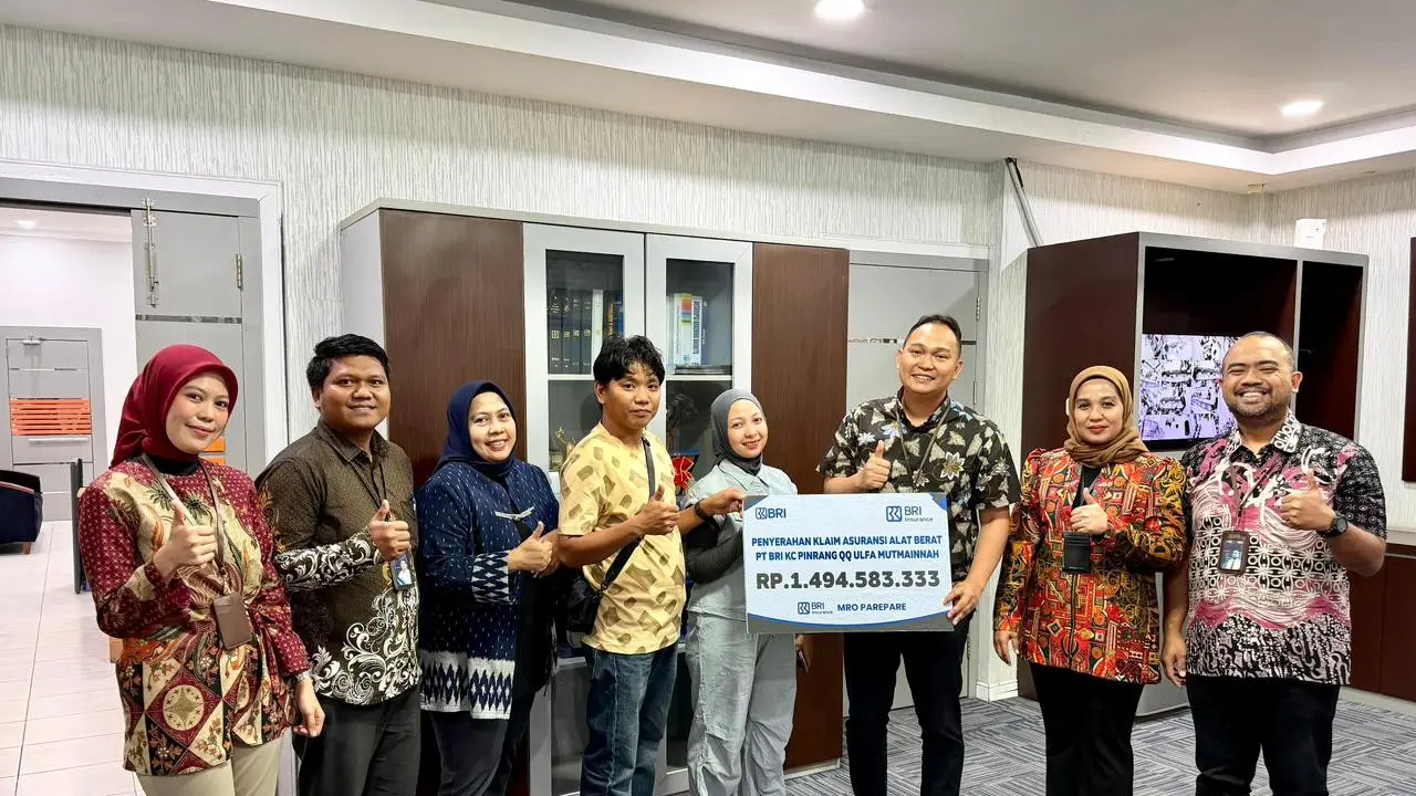 BRI Insurance menyerahkan klaim asuransi alat berat Rp 1,4 miliar kepada nasabah. (Dok BRINS)
