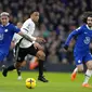 Aksi pemain baru Chelsea, Enzo Fernandez yang berusaha merebut bola dengan pemain Fulham Kenny Tete dalam pertandingan di Stamford Bridge, Sabtu (4/2/2023) dini hari WIB. (AP Photo/Kirsty Wigglesworth)