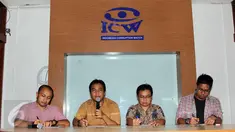 Peneliti Perkumpulan Pemilu dan Demokrasi (Perludem), Fadli Ramadhani (kedua kiri) saat konferensi pers di kantor ICW, Jakarta, Senin (22/6/2015). Konferensi itu terkait terbitnya Surat Edaran KPU (SEKPU) Nomor 302/KPU/VI/2015. (Liputan6.com/Helmi Afandi)