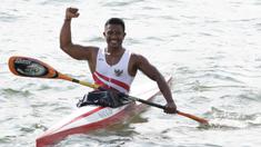Atlet canoe Indonesia, Maizir Ryondra, melakukan selebrasi usai tampil pada nomor 1000 meter SEA Games 2019 di Subic, Filipina, Jumat (6/12). Dirinya berhasil meraih medali emas dengan catatan waktu 3 menit 55,841 detik. (Bola.com/M Iqbal Ichsan)