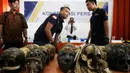 Petugas Bea Cukai menunjukan tengkorak manusia yang akan diselundupkan saat konferensi pers di Kantor Pos Denpasar, Bali, (9/2). 24 buah tengkorak tersebut diduga berasal dari suku Dayak dan Papua. (AP Photo / Firdia Lisnawati)
