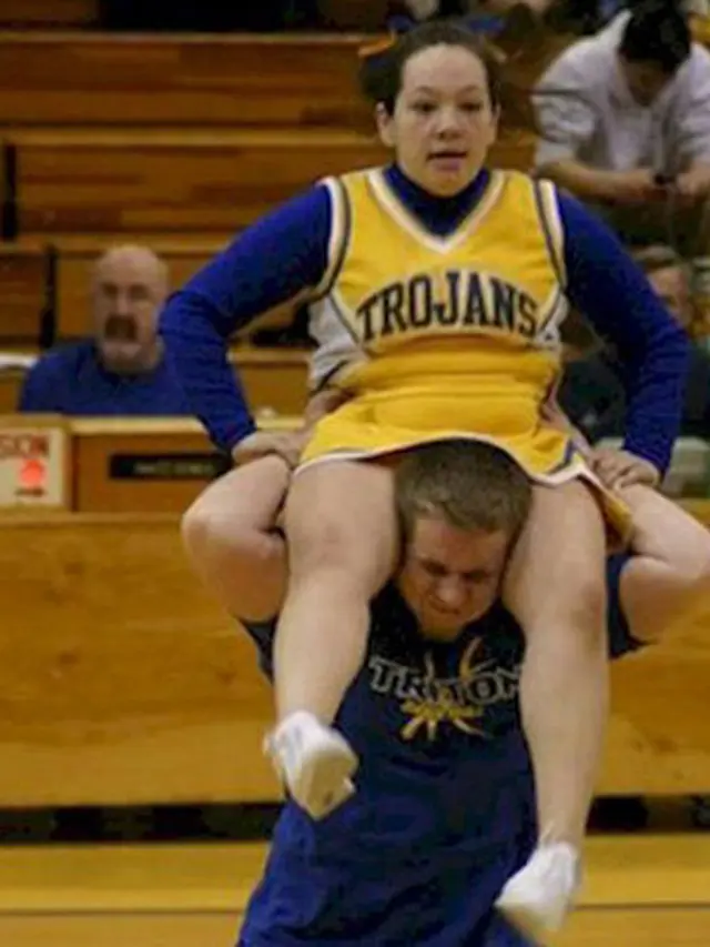 6 Tingkah Cheerleader saat Lompat Ini Bikin Melongo