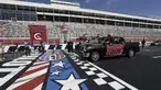 Mahasiswa Cabarrus Early College of Technology mengendarai mobil saat menjalani wisuda di Charlotte Motor Speedway, Concord, North Carolina, Amerika Serikat, Jumat (12/6/2020). Ribuan mahasiswa Cabarrus Early College of Technology menjalani wisuda di arena NASCAR. (AP Photo/Gerry Broome)