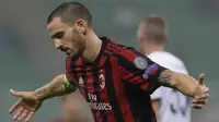 Pemain AC Milan, Leonardo Bonucci bereaksi selama pertandingan Grup D Liga Europa melawan AEK Athens di San Siro, Kamis (19/10). AC Milan yang menguasai jalannya pertandingan hanya mampu meraih hasil imbang 0-0 atas AEK Athens. (AP Photo/Luca Bruno)