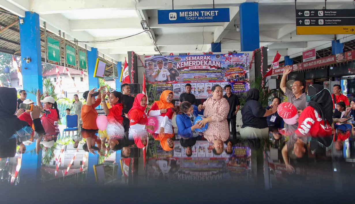 Warga nan tergabung dalam Paguyuban Terminal Bus Kampung Rambutan mengikuti lomba jogged balon jelang  peringatan HUT ke-81 Kemerdekaan Republik Indonesia di Terminal Kampung Rambutan, Jakarta, Rabu, 12 Agustus 2026. (KLY/Arie Basuki)