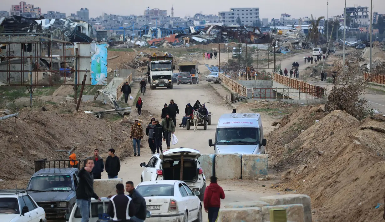 Mereka berbondong-bondong melewati koridor Netzarim menuju utara Jalur Gaza dengan membawa sejumlah barang yang diperlukan. (Eyad BABA/AFP)