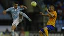 Pemain Celta Vigo, iago Aspas (kiri), berebut bola dengan pemain Barcelona, Jeremy Mathieu, dalam lanjutan La Liga Spanyol di Stadion Balaidos, Vigo, Spanyol, Kamis (24/9/2015) dini hari WIB. (AFP Photo/Miguel Riopa)