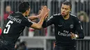 Pemain Paris Saint-Germain, Marquinhos dan Kylian Mbappe merayakan gol ke gawang Bayern Munchen pada matchday keenam Grup B Liga Champions di Stadion Allianz Arena, Rabu (6/12). Bayern memenangi laga atas PSG dengan skor 3-1. (GUENTER SCHIFFMANN/AFP)