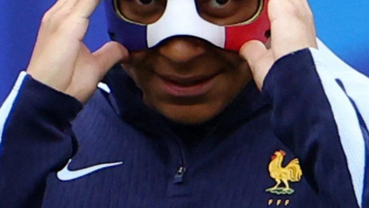 Mbappe tampak memakai topeng pelindung berwarna biru, putih, merah khas bendera Prancis.&nbsp;Foto: REUTERS/Lisi Niesner