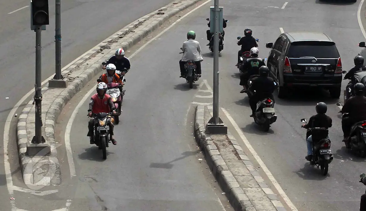 Pengendara motor saat melawan arus di kawasan Tanah Abang, Jakarta, Selasa (9/6/2015). Polda metro Jaya kembali mengajukan denda maksimal untuk tiga pelanggaran seperti parkir liar, melawan arus, menaiki-menurunkan penumpang. (Liputan6.com/Johan Tallo)