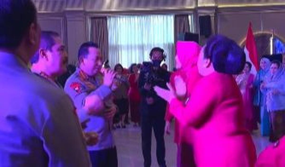 Momen Jenderal Polisi Bernyanyi