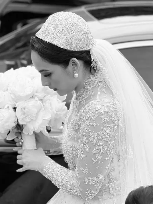 Gaun lace dengan kesan vintage ini merupakan rancangan dari Biyan. Motif floral disertai aksen payet menyempurnakan penampilannya. (Foto: @lxemoments/ Thebridesdept)