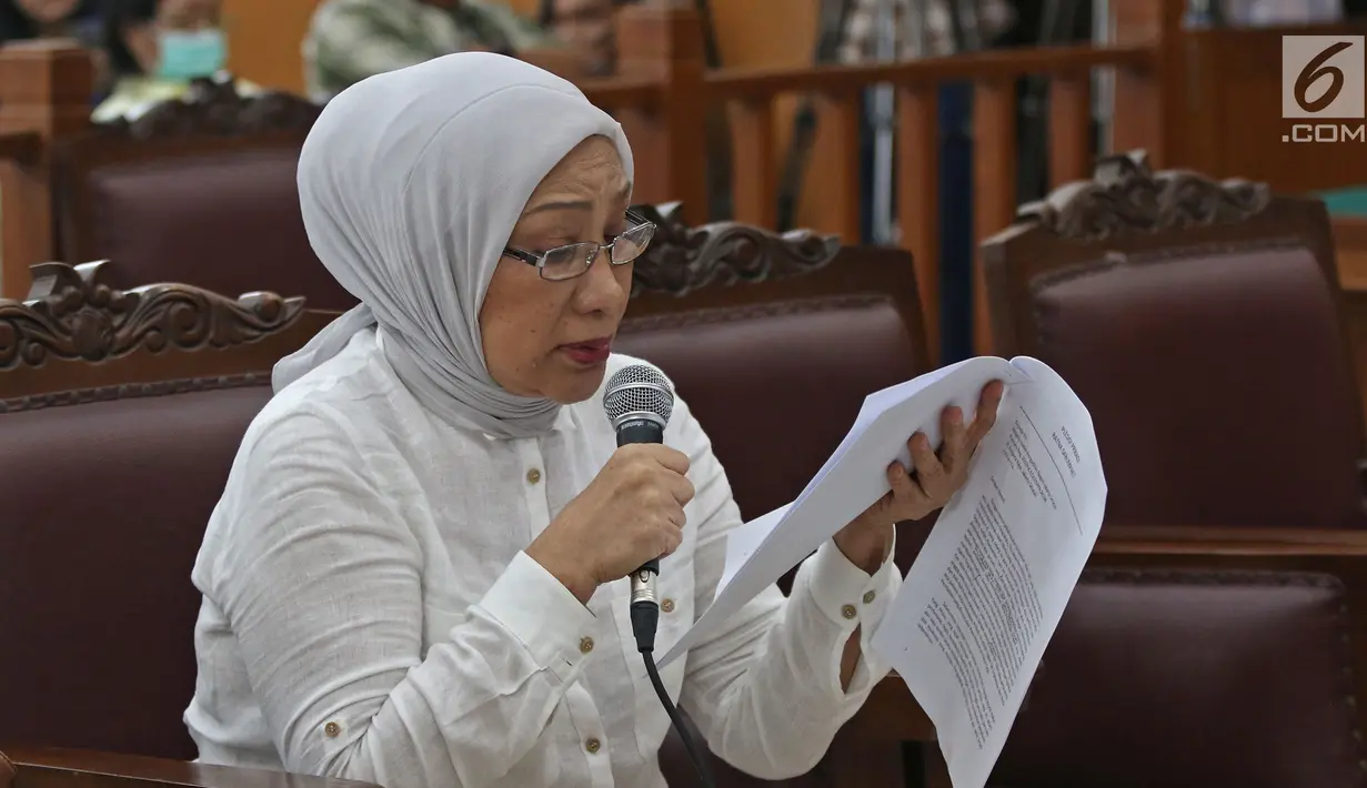 Terdakwa kasus dugaan penyebaran berita bohong atau hoaks Ratna Sarumpaet sedang membacakan pledoi saat sidang lanjutan di PN Jakarta Selatan, Selasa (18/6/2019). Sidang tersebut beragenda pembacaan pledoi atau nota pembelaan dari terdakwa. (Liputan6.com/Herman Zakharia)