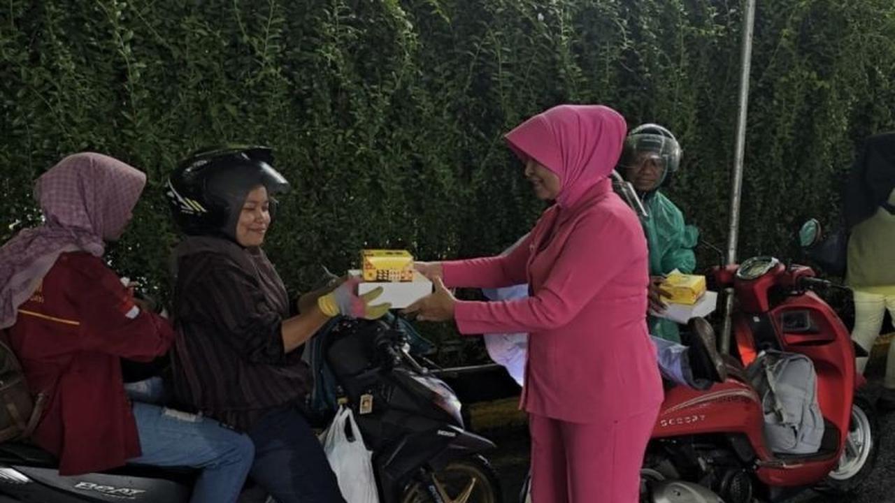 Bhayangkari Bagikan Makanan Gratis kepada Pemudik di Pelabuhan Bakauheni, Wujud Kepedulian Nataru 2026