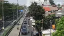 Pengendara sepeda motor menerobos jalur bus transjakarta di kawasan Pasar Rumput, Jakarta, Kamis (25/6/2020). Minimnya penindakan selama PSBB menyebabkan sebagian pemotor nekat masuk ke jalur khusus bus transjakarta tersebut. (Liputan6.com/Immanuel Antonius)