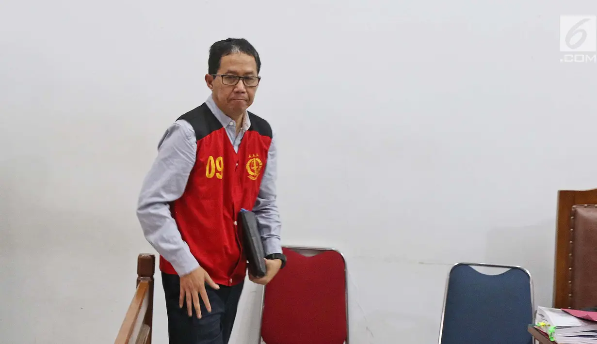 Mantan Plt Ketum PSSI Joko Driyono usai mengikuti sidang lanjutan kasus dugaan penghilangan barang bukti pengaturan skor di PN Jakarta Selatan, Jakarta, Selasa (28/5/2019). Sidang beragendakan mendengarkan keterangan 4 saksi ahli dan 3 saksi fakta.  (Liputan6.com/Herman Zakharia)
