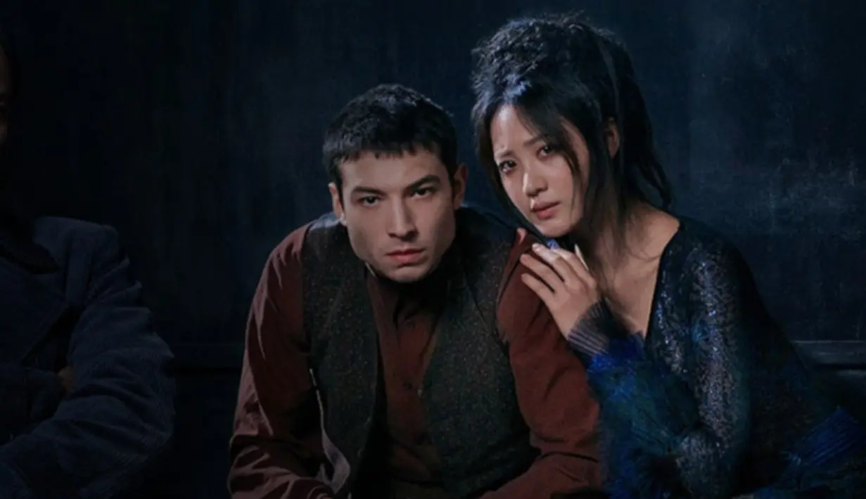 Claudia Kim akan berperan sebagai Maledictus yang misterius. Maledictus adalah seseorang yang terkena kutukan darah dan mengubah mereka menjadi monster. (Warner Bros)