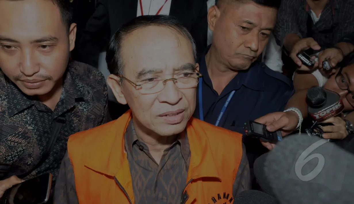 Suryadharma Ali (SDA) menjawab pertanyaan wartawan saat keluar dari Gedung KPK usai menjalani pemeriksaan perdana, Jakarta, Rabu (15/4/2015). SDA menjadi tersangka dalam kasus penyelenggaraan haji 2012-2013. (Liputan6.com/Andrian M Tunay)