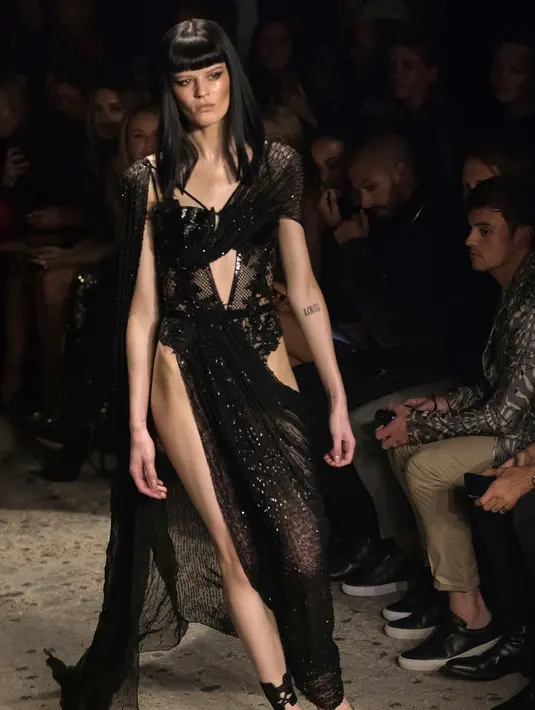 Model mengenakan busana desainer Julien Macdonald selama London Fashion Week, Inggris (18/9). Julien Macdonald menampilkan gaun-gaun seksi koleksi Spring/Summer 2018. (Photo by Vianney Le Caer/Invision/AP)