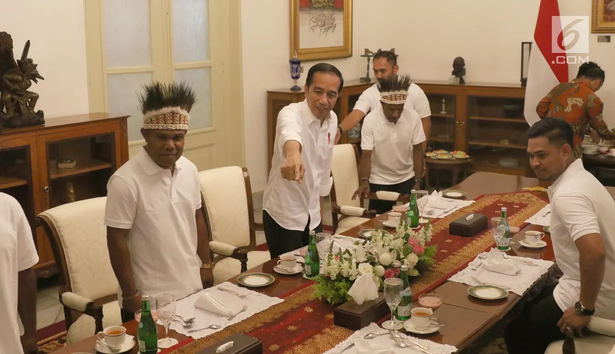 Presiden Joko Widodo (Jokowi) mengundang pemenang lomba festival Gapura Cinta Negeri makan siang bersama di Istana Merdeka, Selasa (3/9/2019). Pemenang lomba yang diundang makan siang bersama Jokowi, yakni warga yang berasal dari Kabupaten Yapen dan Kabupaten Nduga. (Liputan6.com/Angga Yuniar)