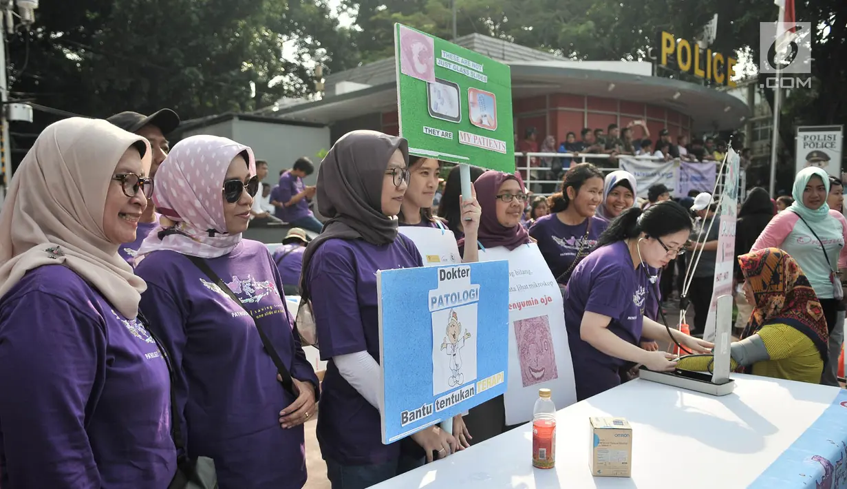 Sejumlah dokter yang tergabung dalam Ikatan Ahli Patologi Indonesia (IAPI memperingati Hari Patologi Internasional saat Hari Bebas Kendaraan Bermotor (HBKB) atau car free day di kawasan Bundaran HI, Jakarta, Minggu (18/11). (Merdeka.com/Iqbal S. Nugroho)