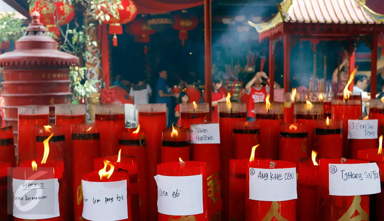 Sejumlah nama yang tertulis di kertas, tertempel di lilin saat  Tahun Baru Imlek 2567 di Kelenteng Boen Tek Bio di Tangerang, Banten (08/02). Kelenteng yang masuk dalam cagar budaya dipadati warga untuk sembahyang. (Liputan6.com/Fery Pradolo)