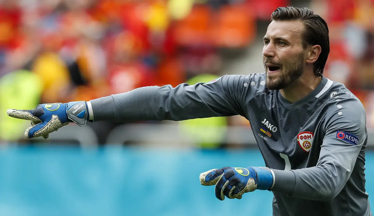 Stole Dimitrievski. Kiper asal Makedonia Utara yang tampil pada Euro 2020 lalu, kini memasuki musim keempatnya berseragam Rayo Vallecano sejak 2018/2019. Ia dilahirkan pada tanggal 25 Desember 1993 di Santa Rosa, Argentina. Natal tahun ini ia genap berusia 28 tahun. (AFP/Pool/Robert Ghement)