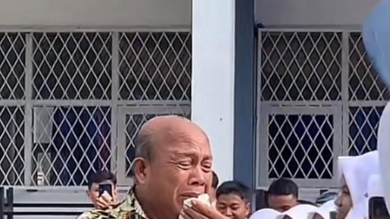 Viral Momen Haru Perpisahan Guru yang Pensiun, Menangis saat Jabat Tangan dengan Muridnya Curi Perhatian