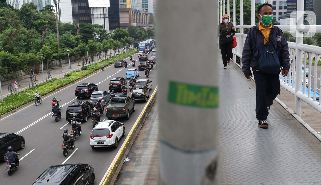 Pejalan kaki di salah satu JPO Jalan Jenderal Sudirman, Jakarta, Kamis (5/11/2020). Badan Pusat Statistik (BPS) mencatat ekonomi Indonesia pada kuartal III-2020 minus 3,49 persen, Indonesia dipastikan resesi karena pertumbuhan ekonomi dua kali mengalami minus. (Liputan6.com/Helmi Fithriansyah)