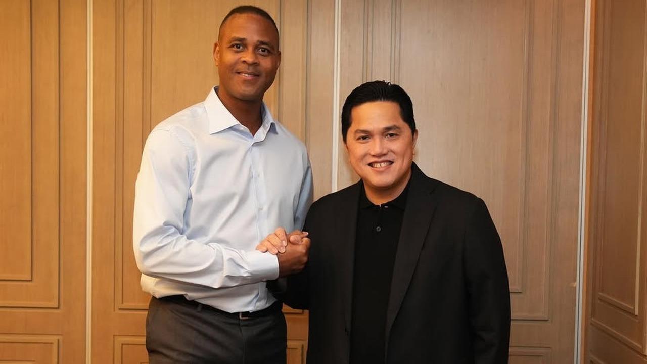 Senyum Semringah Pelatih Kluivert Dibawakan Oleh-oleh Erick Thohir