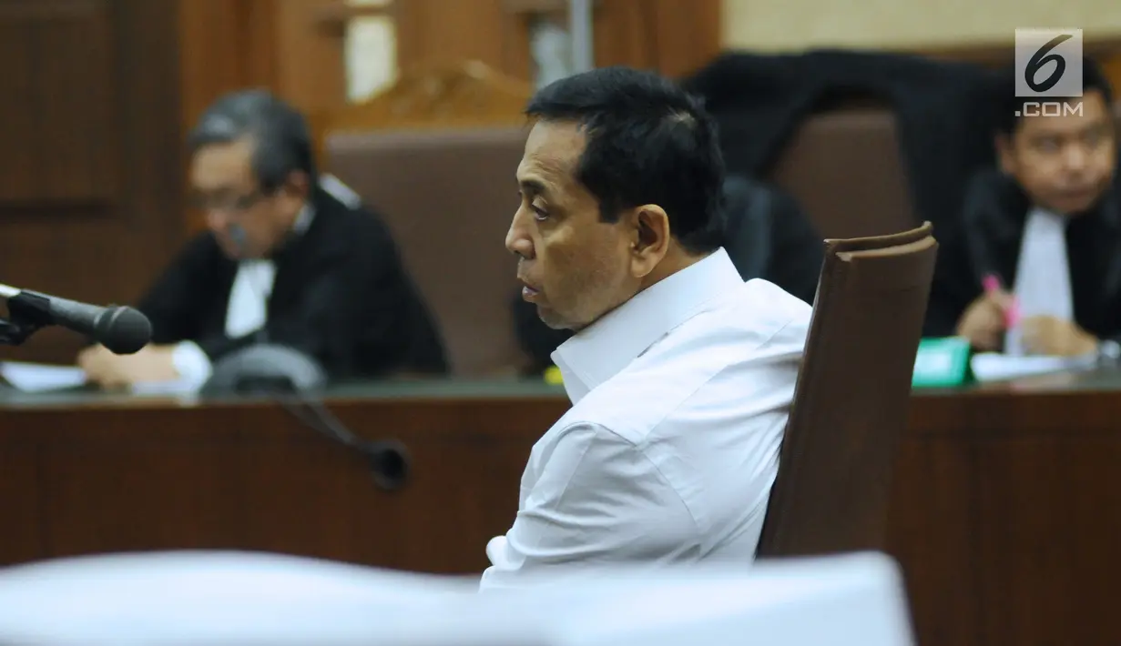Terdakwa korupsi proyek E-KTP Setya Novanto saat mengikuti sidang perdana di Pengadilan Tipikor, Jakarta, Rabu (13/12). Sidang mendengarkan pembacaan dakwaan oleh JPU KPK. (Liputan6.com/Helmi Fithriansyah)