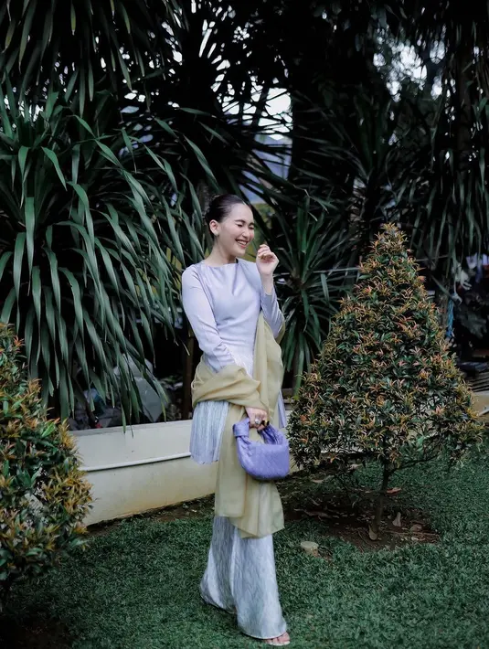 Ayu Ting Ting juga baru saja mengunggah potret dirinya dalam balutan baju kurung terbaru. Ia tampil elegan dibalut baju kurung bernuansa ungu muda yang lembut, selendang cokelat dan menenteng tas tangan ungu yang senada. [Foto: Instagram/ayutingting92]